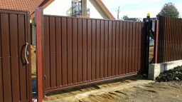 Откатные ворота из профнастила коричневого цвета 4000x2000